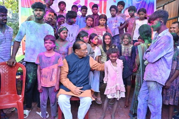 गृह ग्राम बगिया में गांव के बच्चों संग मुख्यमंत्री ने मनाई रंगों की होली,होली मेल-जोल, प्रेम और सौहार्द का पर्व :मुख्यमंत्री