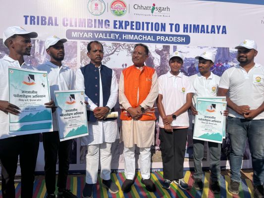 अल्पाइन पर्वतारोहण में जनजातीय प्रतिभा: जशपुर के पर्वतारोहियों का अनूठा अभियान के माध्यम से जशपुर की छवि को बदलते हुए जनजातीय युवाओं की ताकत और क्षमता को देश के सामने प्रदर्शित करना मुख्य उद्देश्य :कलेक्टर