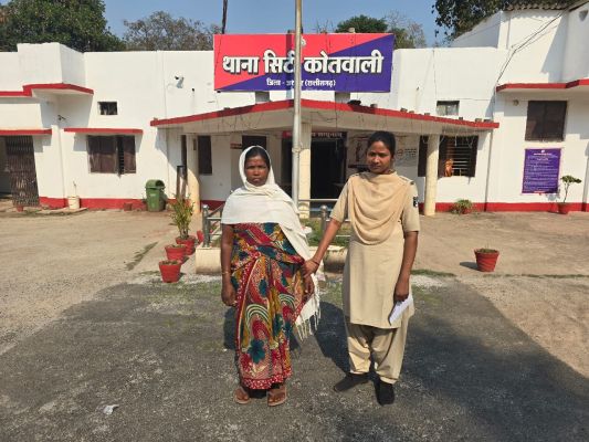 पत्नी ही निकली पति की हत्यारिन : रोज रोज धान बेच कर पति को शराब पीना पड़ा महंगा, गुस्से में आकर पत्नी ने लकड़ी के डंडे से नशे में अचेत पड़े पति के सिर व हाथ में हमला कर मौत के घाट उतार दिया