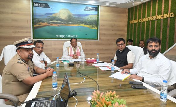 केन्द्रीय रेल मंत्री श्री अश्वनी वैष्णव ने रेल परियोजना को लेकर वीडियो कांफ्रेंसिंग जरिए राज्य के मंत्रियों से की चर्चा,रेल परियोजना छत्तीसगढ़ के निर्माण में मील का पत्थर साबित होगा-मुख्यमंत्री श्री विष्णुदेव साय