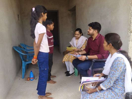 स्वामी आत्मानंद अंग्रेजी माध्यम विद्यालय के शिक्षक नए सत्र में प्रवेश हेतू दोकडा क्षेत्र में घर घर जाकर कर रहे है अपील&nbsp;