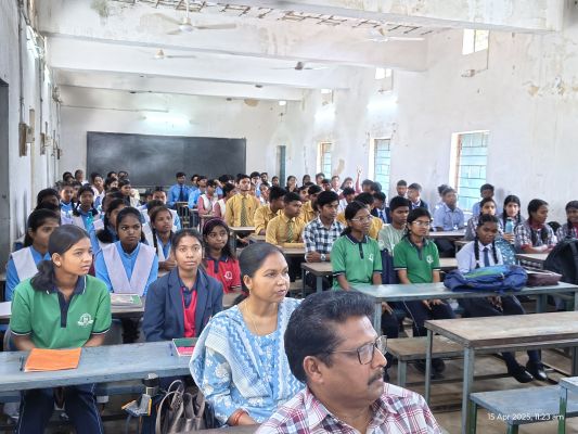 कलेक्टर रोहित व्यास की पहल पर जशपुर के बच्चे सीख रहे हैं टेलीस्कोप बनाना,प्रकाशिकीय यंत्रों&zwnj; से संबंधित प्रशिक्षण एवं प्रयोगिक वर्कशॉप हुआ प्रारंभ