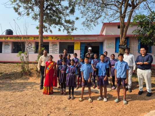 शिक्षा क्षेत्र में नवाचारों को बढ़ावा देने महाराष्ट्र से आए विनोबा सीईओ के द्वारा माध्यमिक शाला डुमरटोली का किया अवलोकन&nbsp;