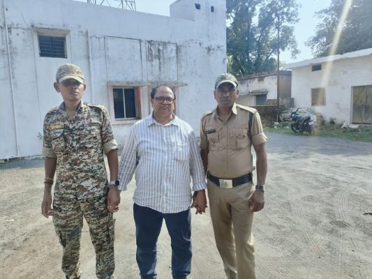 धोखाधड़ी में आठ साल से फ़रार आरोपी बैंक मैनेजर को औरंगाबाद महाराष्ट्र से ढूंढ लाई जशपुर पुलिस