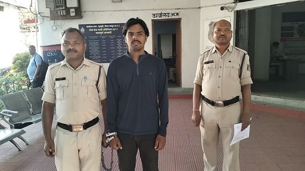   सोच समझ कर करें सोशल मीडिया पर दोस्ती :&nbsp; जशपुर पुलिस ने युवती का अश्लील वीडियो वायरल करने वाला आरोपी को ढूंढ लाई दिल्ली से,युवती की प्राइवेट वीडियो, कर दिया था सोशल मीडिया में वायरल