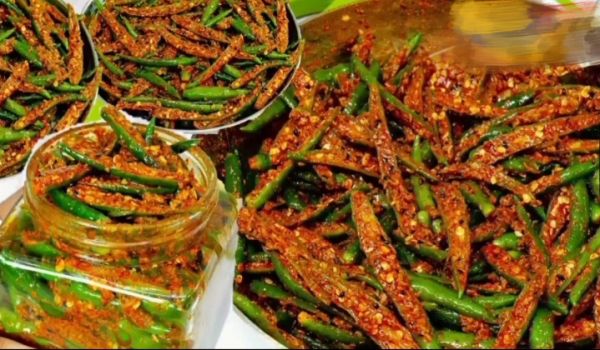 Mirchi Achar Recipe : झटपट ऐसे बनाएं मिर्च का आचार...मांग-मांग कर खाएंगे पड़ोसी...रेसिपी पूछने के लिए पकड़ेंगे पैर