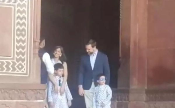 अमेरिका के उपराष्ट्रपति ने पत्नी और बच्चों के साथ ताजमहल का किया दीदार...खूबसूरती पर हुए फिदा...पढ़ें पूरी खबर
