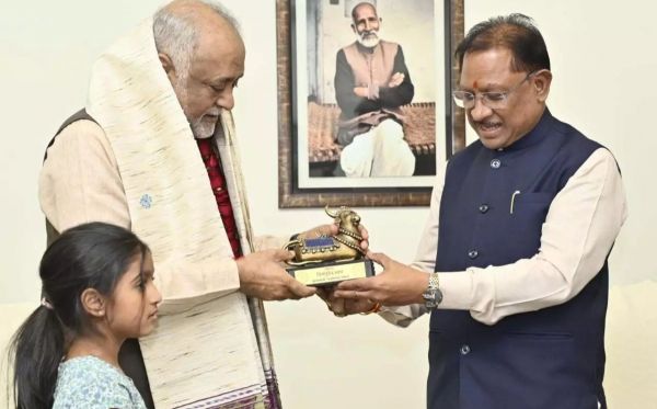 बड़ी खबर : हार्टफुलनेस योगाश्रम.! CM साय ने योगगुरु को साल भेंट कर किया सम्मान...पढ़ें पूरी खबर