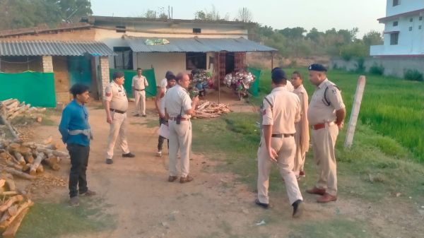 कानून व्यवस्था को बेहतर बनाने रखने जशपुर पुलिस ने टीम बना पोंगरो और बटईकेला कीट सघन चेकिंग अभियान.. .नही मिला कोई विदेशी नागरिक ....मकान किराए देने से पूर्व जरूर कराएं पुलिस व्हेरीफिकेशन