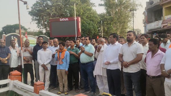 कुनकुरी जय स्तम्भ चौक में ग्रामीणों ने पहलगाम आतंकी हमले में मारे गए लोगों को दी श्रद्धांजलि, पीएम मोदी से की ये मांग......