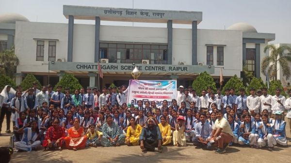 शैक्षणिक भ्रमण में रायपुर में मुक्तांगना व साइंस सेंटर का किया भ्रमण,छात्र-छात्राओं ने जादुई पानी का नल,तैरती गेंद,भूल-भूलैया जैसे नवाचार देख कर हुए आश्चर्य चकित,