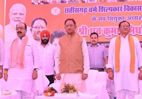 छत्तीसगढ़ चर्म शिल्पकार विकास बोर्ड के नए अध्यक्ष के पदभार ग्रहण समारोह में मुख्यमंत्री हुए शामिल