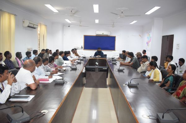 कलेक्टर ने फूड इंस्पेक्टर और उचित मूल्य दुकानदारों को दिए कड़े निर्देश,हितग्राहियों को समय पर राशन वितरण करें....चावल की हेराफेरी करने वाले पर होगी सख्त कार्रवाई&nbsp;