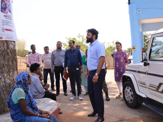 दुलदुला के सामुदायिक स्वास्थ्य केंद्र का कलेक्टर ने किया निरीक्षण,अनुपस्थित पाए जाने पर,आपरेटर का दो दिन का अवैतनिक अवकाश के दिये निर्देश