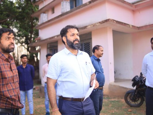 मॉडल स्कूल हेतु बंदरचुआं और बगिया स्कूल का निरीक्षण कर कलेक्टर ने अधिकारियों चर्चा कर बच्चों को आधुनिक हाईटेक क्लास रूम,सहित अन्य सुविधा देने के दिए निर्देश