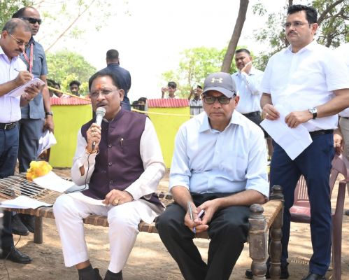 बिना तामझाम, सीधे संवाद:&nbsp;सुशासन तिहार में &nbsp;अचानक पहुंचे सक्ती के ग्राम करिगांव: पीपल के पेड़ के नीचे चौपाल लगाकर सुनी ग्रामीणों की समस्या