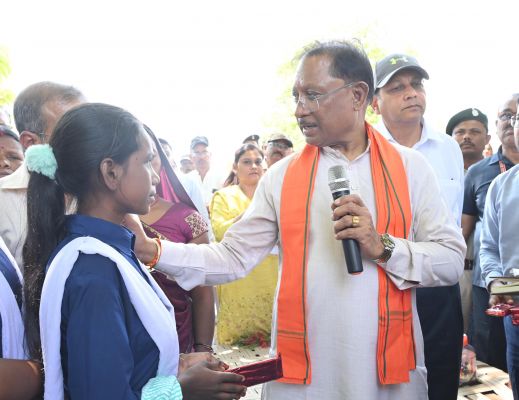 मध्यप्रदेश की सीमा से लगे माथमौर में मुख्यमंत्री का हेलीकॉप्टर उतरा,बैगा समुदाय की बिटिया ने किया टॉप, मुख्यमंत्री से की मुलाकात