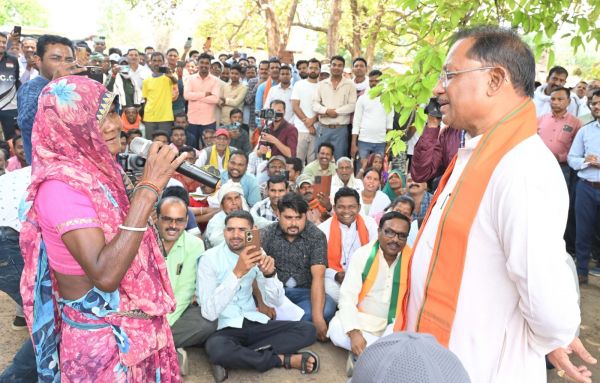 माथमौर में महुआ पेड़ की छांव तले लगी सीएम की चौपाल..... कहा जल्द ही मिलेगा नवविवाहिताओं को महतारी वंदन योजना का लाभ