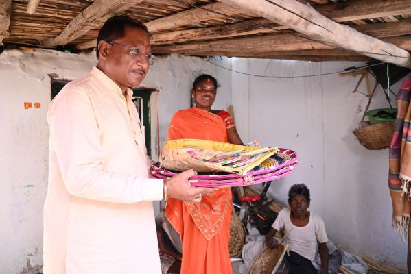 मुख्यमंत्री ने शासकीय योजनाओं का फीडबैक लेने आज अपना हेलीकॉप्टर कसडोल विकासखण्ड के बल्दाकछार में उतारा,लगाई चौपाल,,,,,,&nbsp;श्री साय ने परिवार में शादी के लिए कुलेश्वरी कमार से खरीदा पर्रा, धुकना और सुपा