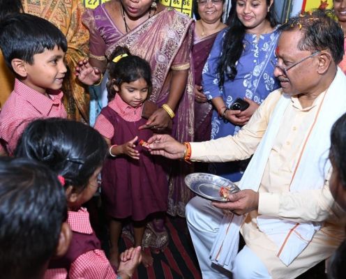 मुख्यमंत्री श्री साय ने आंगनबाड़ी में बच्चों से किया आत्मीय संवाद, टॉफियां बांटी और नौनिहालों से पूछा हालचाल