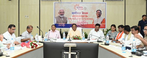 अधिकारी पूरी ऊर्जा, प्रतिबद्धता और विनम्रता के साथ लोगों से मिलकर उनकी समस्याओं का करें निराकरण&nbsp; अपने दायित्व का निष्ठापूर्वक निर्वहन करें....सक्रिय अधिकारी को जनसमस्याओं की रहती गहरी समझ : सीएम&nbsp;