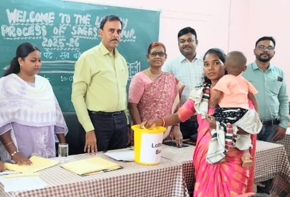 स्वामी आत्मानंद शासकीय उत्कृष्ट अंग्रेजी माध्यम विद्यालय जशपुर में प्रवेश हेतु लॉटरी प्रक्रिया हुआ संपन्न