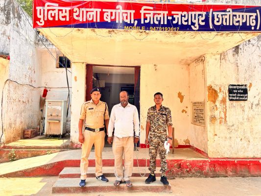 ऑपरेशन अंकुश : देशी कट्टे के नोक पर लूट कर फरार आरोपी को 22 साल बाद जशपुर पुलिस ढूंढ लाई गढ़वा से भेजा जेल......राजनीतिक पहुंच का दे रहा था धौंस,,पुलिस की सख्ती के सामने हुआ बेबस