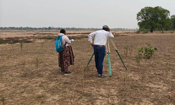 सुशासन तिहार के तहत मुख्यमंत्री के दौरे का असर जमीनी स्तर पर त्वरित अमल,,,,,,महानदी तटबंध निर्माण और हाई मास्ट लाइट लगाने शुरू हुई कार्यवाही