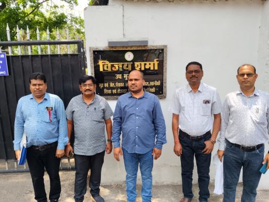 उपमुख्यमंत्री के कार्यालय में शिक्षकों ने सौंपा ज्ञापन....मिडिल स्कूल प्रधान पाठक पदोन्नति सूची अविलंब जारी करने एवं विसंगतिपूर्ण युक्त युक्तिकरण पर तत्काल रोक लगाने की गई मांग....