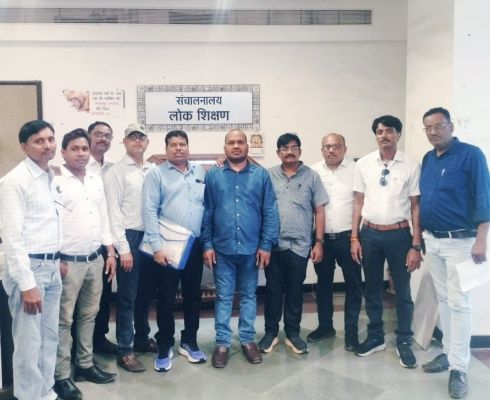 क्रमोन्नति वेतनमान का सबके लिए जनरल आदेश जारी करने, युक्त युक्तिकरण पर तत्काल रोक लगाने, स्थानांतरण पर बैन हटाने सहित विभिन्न मांगों को लेकर शिक्षक मिले मंत्रालयीन अधिकारियों से