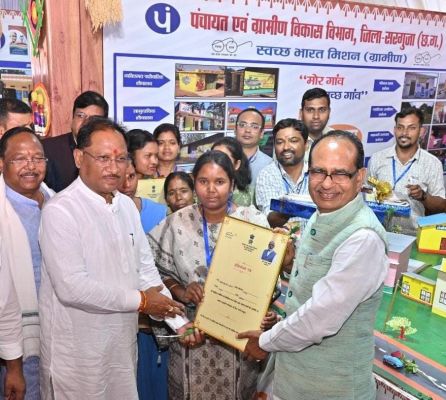 उत्कृष्ट कार्य करने वाली दीदियों का हुआ सम्मान,चार लाख से अधिक दीदियों को लखपति दीदी बनाने का लक्ष्य-केन्द्रीय मंत्री श्री चौहान