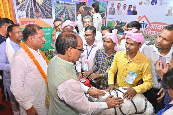 केंद्रीय मंत्री श्री शिवराज सिंह चौहान ने मोर आवास मोर अधिकार&rdquo; कार्यक्रम में हितग्राहियों से की सीधी बातचीत