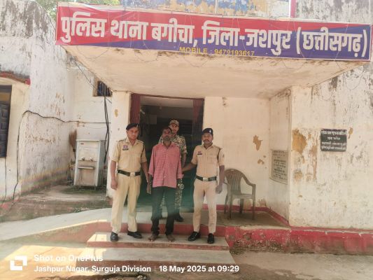 कुख्यात फरार लुटेरा रतन लकड़ा पुलिस को बार बार लोकेशन बदल दे रहा था चकमा, पुलिस ने फिल्मी अंदाज में देशी कट्टा के साथ पकड़ा आरोपी को,भेजा जेल