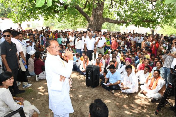 महुआ पेड़ के नीचे जीपीएम जिले के चुकतीपानी गांव में अचानक उतरा मुख्यमंत्री का हेलीकॉप्टर,,,,,,काम करो या सस्पेंड होने के लिए तैयार रहो: मुख्यमंत्री