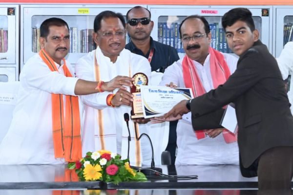 मुंगेली में जिला ग्रंथालय में अतिरिक्त कक्ष का मुख्यमंत्री ने&nbsp; लोकार्पण......विद्यार्थियों को अनुशासित, मेहनती और लक्ष्यनिष्ठ बनने की&nbsp; दी प्रेरणा&nbsp;