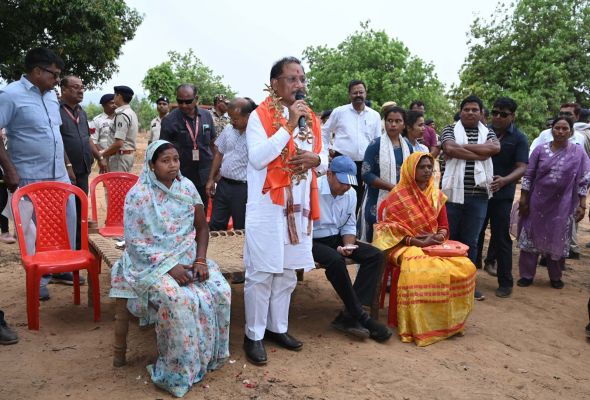 ढोढरीकला में अचानक उतरा मुख्यमंत्री का हेलिकॉप्टर,ग्रामीणों से किया संवाद, सुनी समस्याएं, समाधान के दिए निर्देश