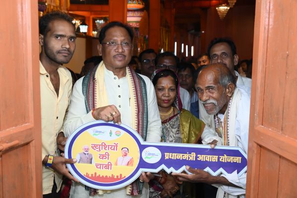 दोकडा निवासी संतु चक्रेस को मुख्यमंत्री ने पीएम आवास की चाबी देकर कराया गृह प्रवेश&nbsp;&nbsp;
