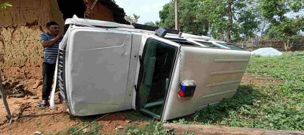 पुलिस की चार पहिया वाहन को हवलदार ने लाफ़रवाही&nbsp; पूर्वक चलाते हुए घर को टक्कर मारते हुए पलटी. ...वाहन वे मकान हुआ क्षतिग्रस्त एसएसपी ने&nbsp; हवलदार को किया निलंबित&nbsp;