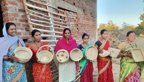 टोकरी बनाकर दीदियाँ बन रही है लखपति,समूह की 100 महिलाएं छिंद और कांसा से बना रही है सुन्दर और आकर्षक टोकरी&nbsp;