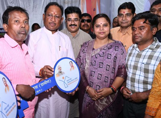 रिमझिम बारिश के बीच मुख्यमंत्री पहुंचे धमतरी के समाधान शिविर में, कमल के हार से मुख्यमंत्री का जोशिला स्वागत,,,213 करोड़ रुपये की लागत के विकास कार्याें की घोषणा