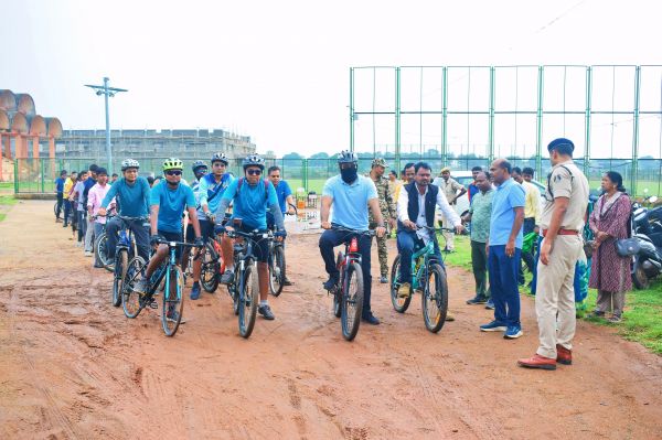 विश्व सायकल दिवस : हॉकी स्टेडियम से निकाली गई सायकल रैली ,विधायक और कलेक्टर आम नागरिकों के साथ सायकल रैली में हुए शामिल&nbsp;