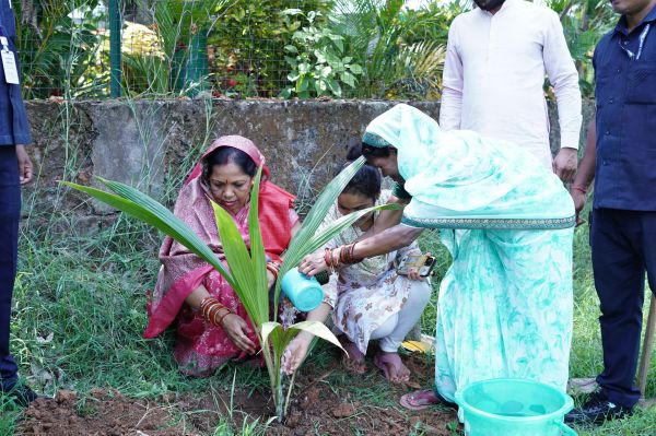 विश्व पर्यावरण दिवस पर मुख्यमंत्री श्री विष्णुदेव साय की धर्मपत्नी श्रीमती कौशल्या साय ने किया फलदार पौधों का रोपण, दिया पर्यावरण संरक्षण का संदेश.....
