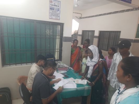 जिला प्रशासन और यूनिसेफ के सहयोग से फरसाबहार सामुदायिक स्वास्थ्य केंद्र में सिकल सेल रोगियों का निशुल्क उपचार शिविर का हुआ आयोजन