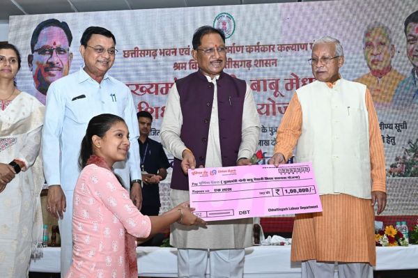 मुख्यमंत्री नोनी बाबू मेघावी शिक्षा सहायता योजना :&nbsp;जिले के 6 मेघावी छात्रों को मुख्यमंत्री के हाथों मिली 2-2 लाख की प्रोत्साहन राशि