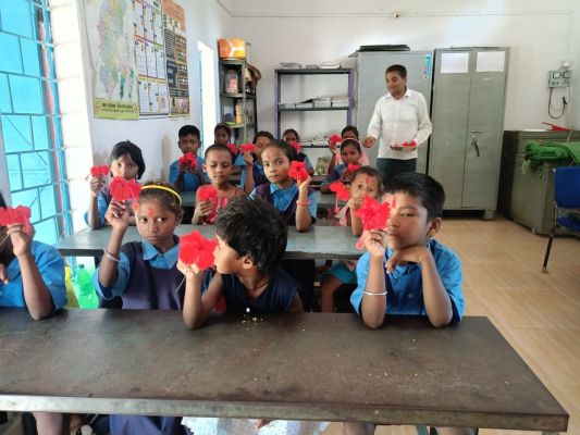 नवीन शिक्षा सत्र के पहले दिन शिक्षकों ने बच्चों को तिलक लगाकर एवं पुष्प गुच्छ भेंट कर किया स्वागत