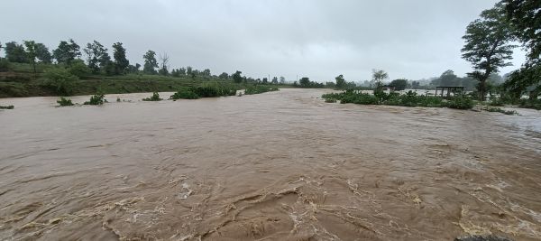 लगातार चार दिनों से हो रही बारिश से नदी-नालों उफान पर,सड़कों पर भरा पानी,नाली की सफाई नही होने से घरों में घुसा पानी