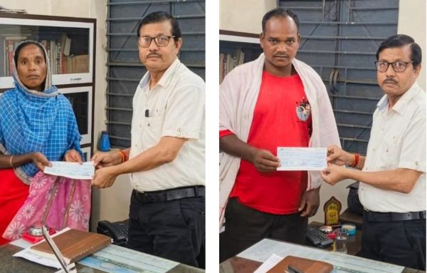 छात्र दुर्घटना बीमा योजना : दो दिवंगत विद्यार्थियों के परिजनों को जिला शिक्षा अधिकारी पी.के. भटनागर ने एक-एक लाख रुपए की सहायता राशि की प्रदान