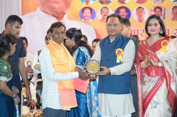 मुख्यमंत्री श्री विष्णुदेव साय सर्व नाई सेन समाज के महासम्मेलन और प्रतिभा सम्मान समारोह में हुए शामिल,समाज भवन व बाउंड्रीवाल निर्माण के लिए 10 -10 लाख रुपए की घोषणा की