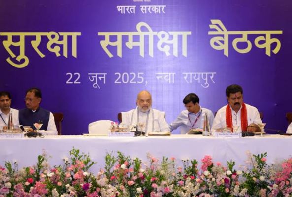 केन्द्रीय गृह अमित शाह ने रायपुर में नक्सलवाद पर 7 राज्यों के DGP/ADGP एवं वरिष्ठ अधिकारियों के साथ समीक्षा बैठक की अध्यक्षता की....कहा दुबारा &nbsp;दोहराता हूँ कि 31 मार्च 2026 तक देश नक्सलवादमुक्त होकर रहेगा