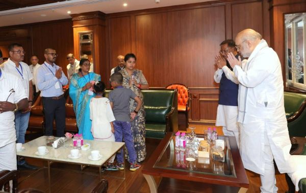 सुकमा में शहीद हुए आकाश राव गिरिपुंजे के परिजनों से गृह मंत्री अमित शाह ने की मुलाकात